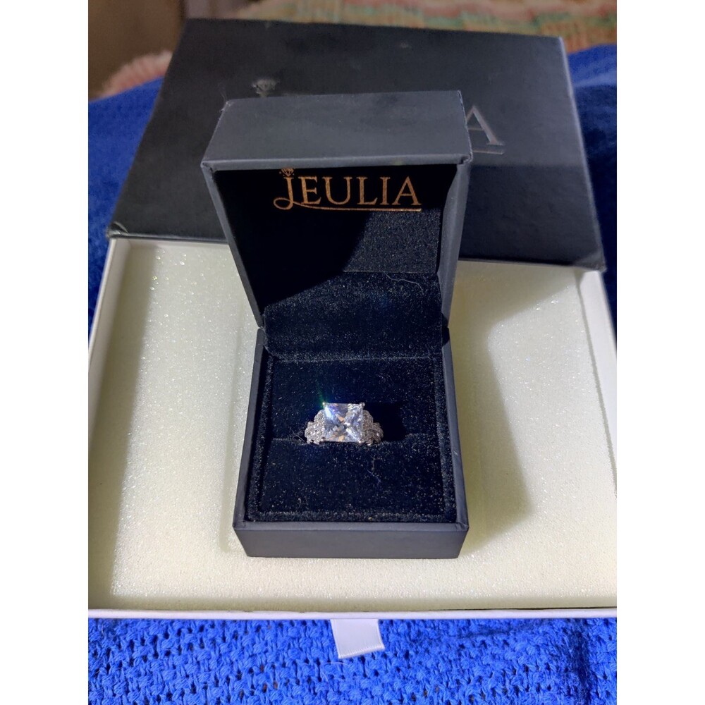 JEULIA VINTAGE LACE DESIGN PRINCESS CUT